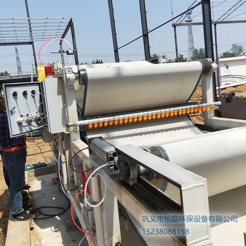 新疆喀什砂廠安裝恒磊帶式壓濾機現場